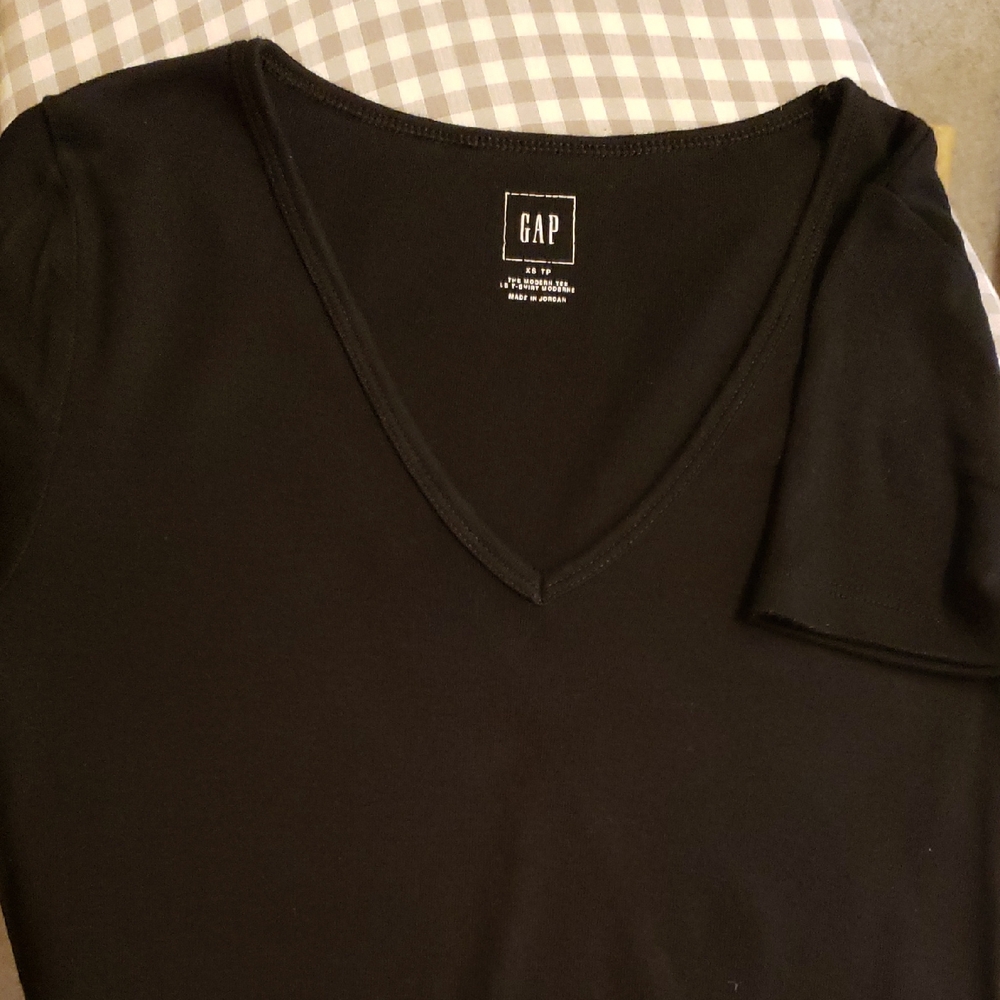 GAP Women's Classic Black V-Neck Tee